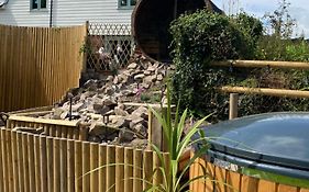 The Lodge Spa With Sauna, Hot Tub, Outdoor Cinema And Kitchen With Firepit Area